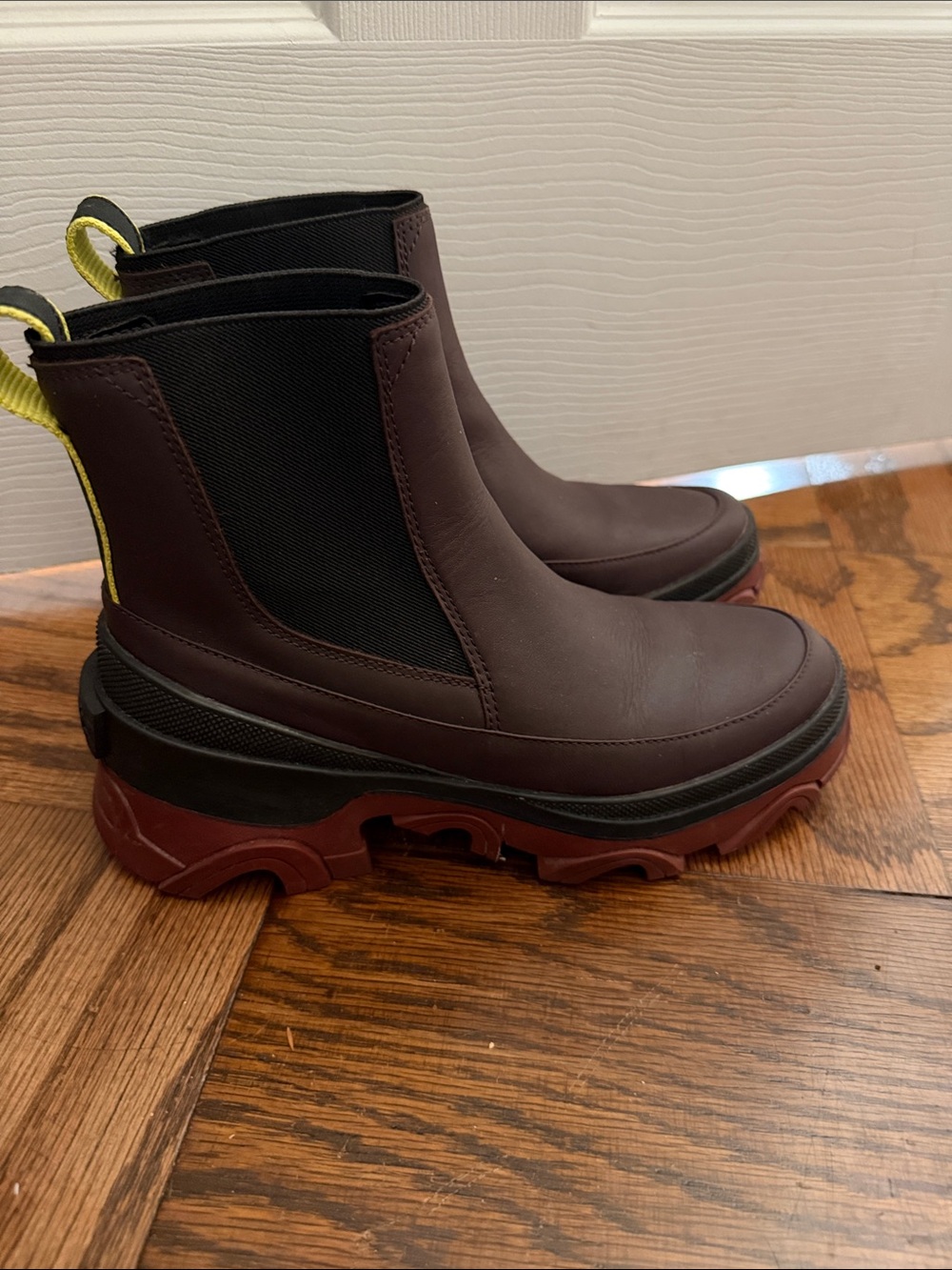 Sorel burgundy waterproof boots size 7 - Picture 3 of 8